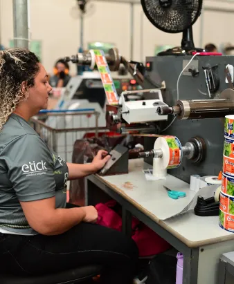 Funcionária da ETICK trabalhando em maquinário